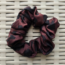 Ladda upp bild till gallerivisning, Scrunchie Dark Leo - 4 för 99:-