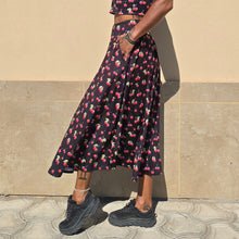 Lataa kuva Galleria-katseluun, Mustat kirsikkaiset pitkät culottes-housut