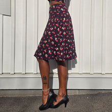 Lataa kuva Galleria-katseluun, Musta kirsikanpunaiset polvipituiset culottes-housut