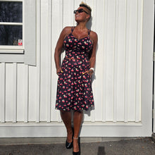 Ladda upp bild till gallerivisning, Black Cherry Knälång Byxkjol