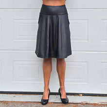 Ladda upp bild till gallerivisning, Black Shine Knälång Byxkjol 2.0