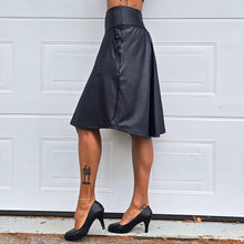 Ladda upp bild till gallerivisning, Black Shine Knälång Byxkjol 2.0