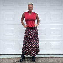 Lataa kuva Galleria-katseluun, Mustat kirsikkaiset pitkät culottes-housut