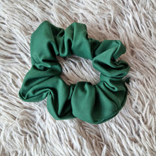 Ladda upp bild till gallerivisning, Scrunchie Mörkgrön: 4st för 99:-