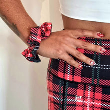 Ladda upp bild till gallerivisning, Scrunchie Röd Rutig - 4 för 99:-