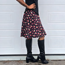 Ladda upp bild till gallerivisning, Black Cherry Knälång Byxkjol