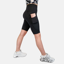 Lataa kuva Galleria-katseluun, Mustat pyöräilyshortsit taskuilla