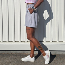 Ladda upp bild till gallerivisning, Sköna Shorts Ljusgrå

