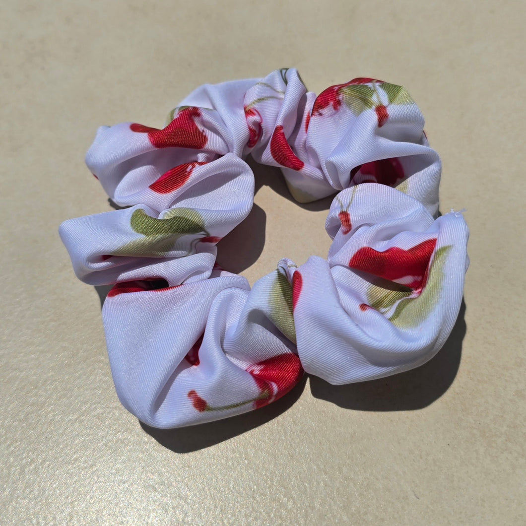 White Cherry Scrunchie - 4 för 99:-